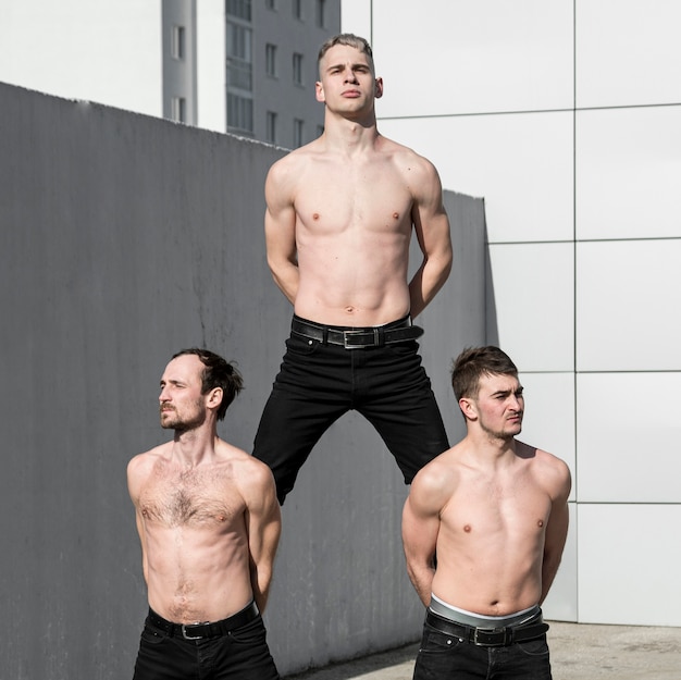 Foto grátis três artistas de hip hop sem camisa posando antes de dançar
