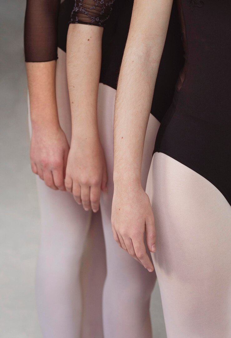 Foto grátis três bailarinas profissionais de malha treinando juntas