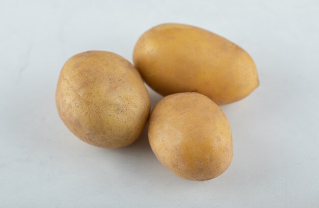 Três batatas frescas orgânicas. Feche a foto.