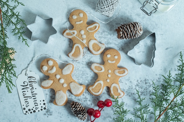 Foto grátis três biscoitos de gengibre em branco. decorações de natal.