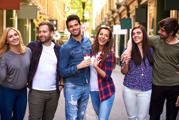 Três casais caminhando pela cidade