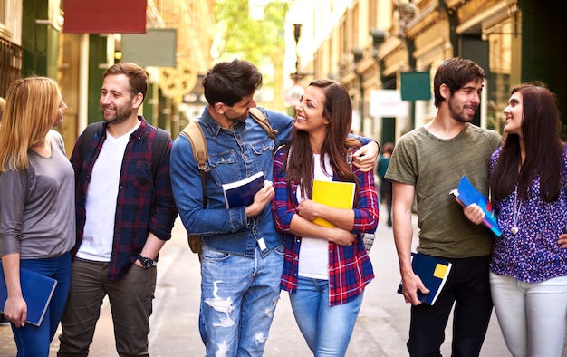 Três casais voltando da universidade