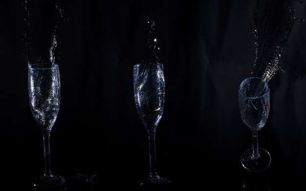 Três copos de cristal com água