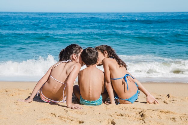 Três crianças na praia