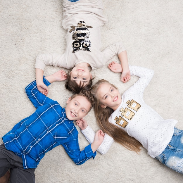Três crianças no chão
