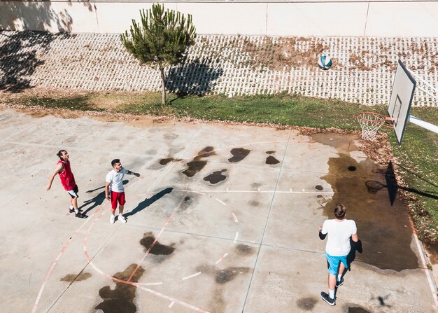 Três, jogadores, basquetebol, em, ao ar livre, corte