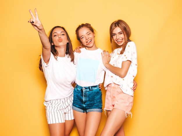 Três jovens bonitas garotas hipster sorridente em roupas da moda no verão. mulheres despreocupadas 