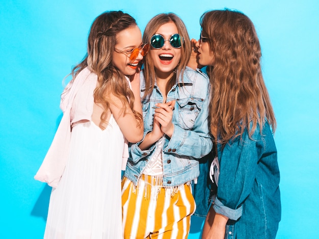 Três jovens lindas meninas sorridentes em roupas casuais na moda verão. as mulheres 