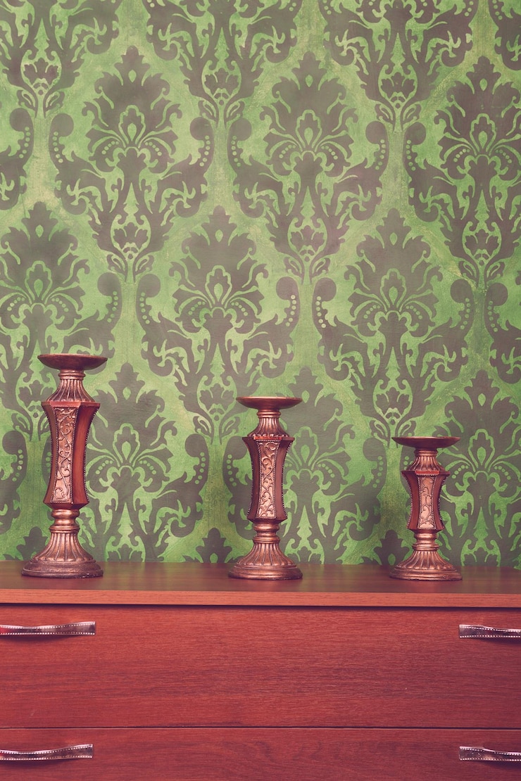 Foto grátis três lustres vintage em fundo verde estilo rococó. interior rico. tonificação vintage