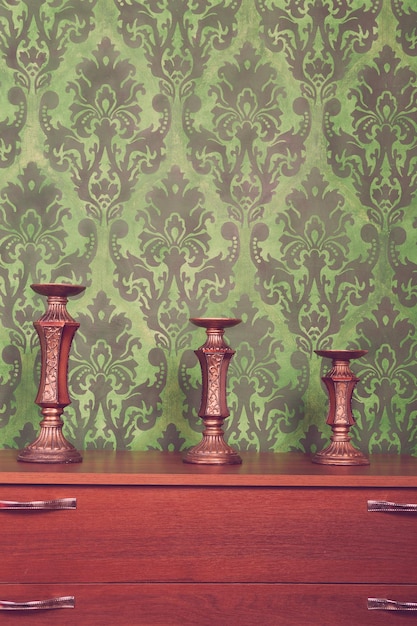 Três lustres vintage em fundo verde estilo rococó. Interior rico. Tonificação vintage