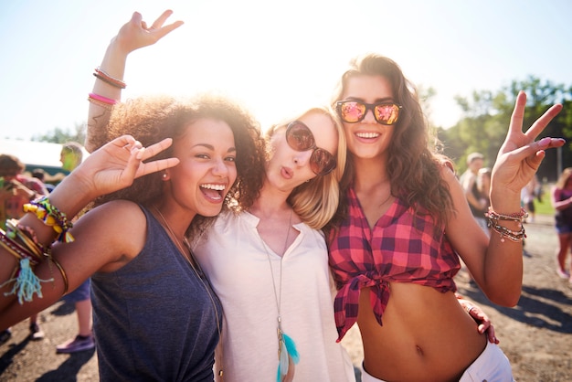 Três melhores amigos no festival