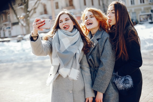 três menina bonita em uma cidade de inverno