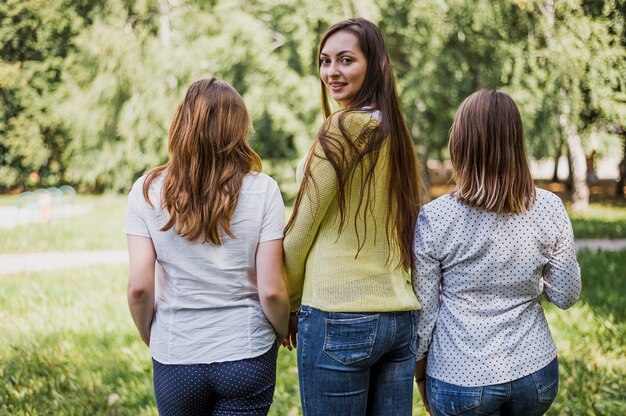 Três meninas adolescente posando para a câmera