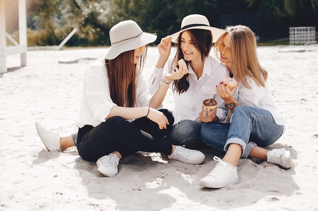 Três meninas bonitas em um parque de verão