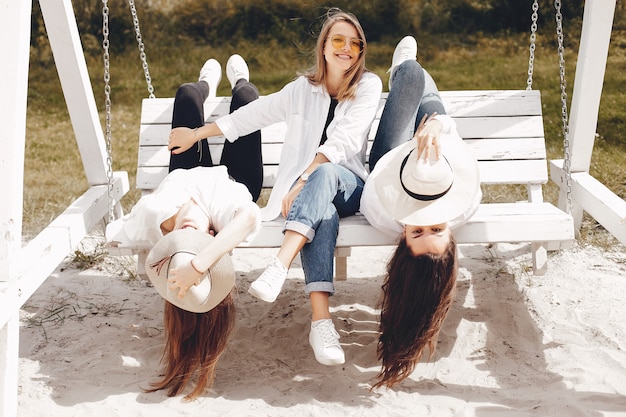 Três meninas bonitas em um parque de verão