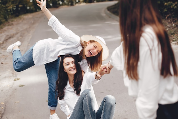 Três meninas bonitas em um parque de verão