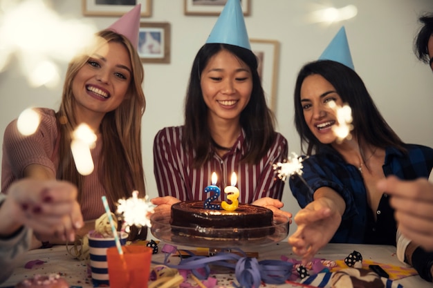 Foto grátis três meninas com sparklers