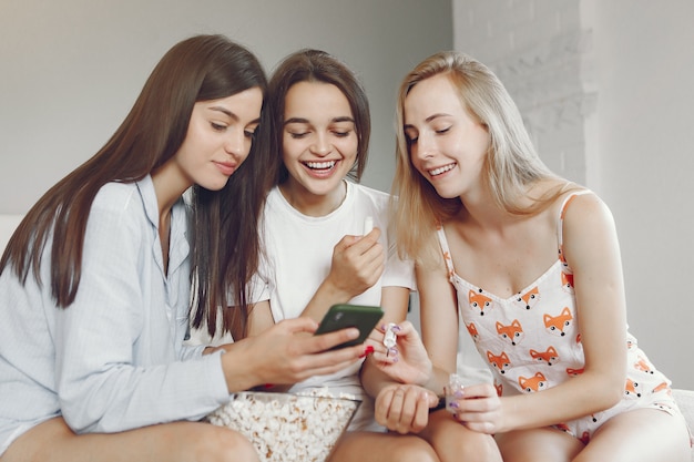 Três meninas têm festa de pijama em casa