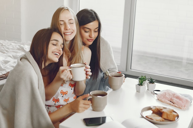 Três meninas têm festa de pijama em casa