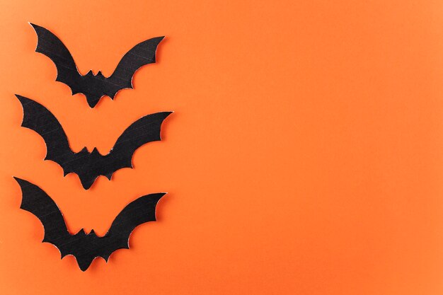 Três morcegos de papel preto para o Halloween