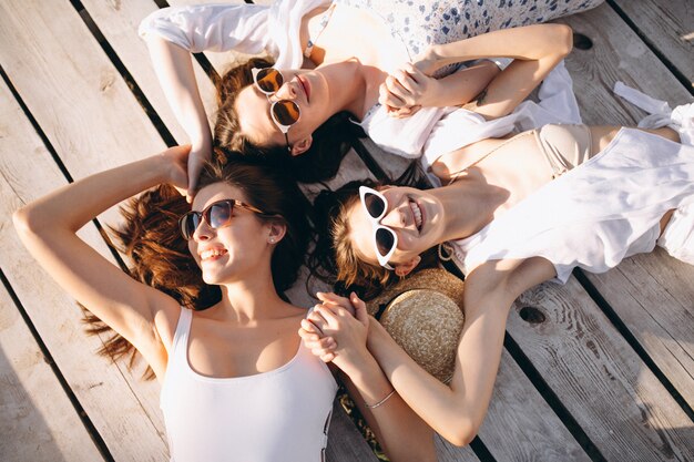 Três mulheres felizes na praia