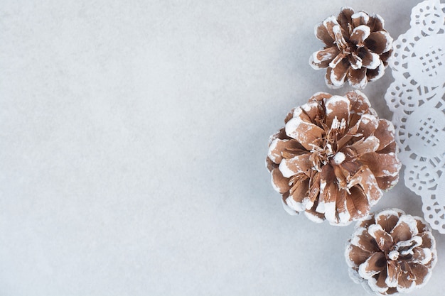 Três pinhas de Natal em fundo branco. Foto de alta qualidade