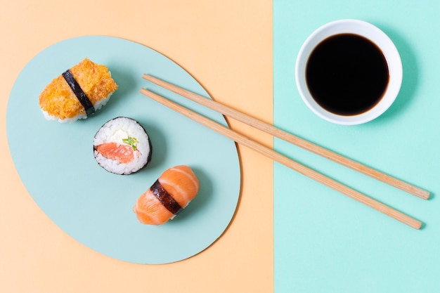 Foto grátis três rolos de sushi no prato