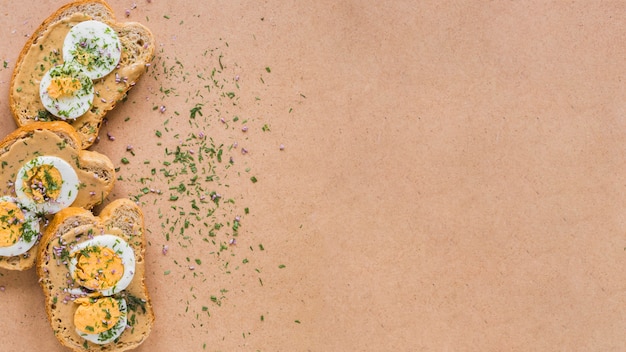 Foto grátis três sandes abertas com ovos