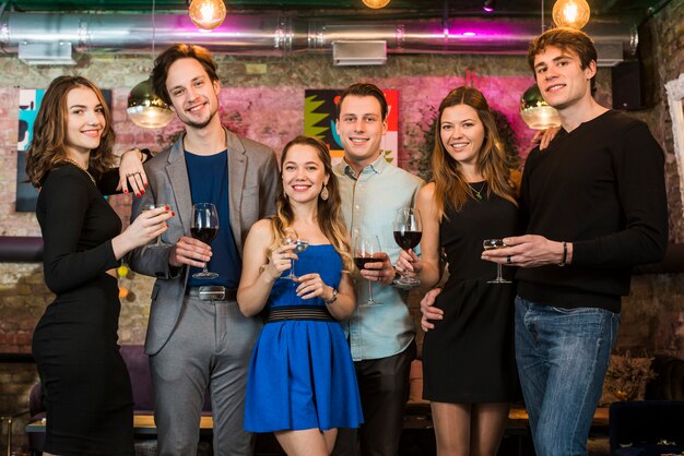 Três, sorrindo, pares, desfrutando, noite, bebidas, barzinhos