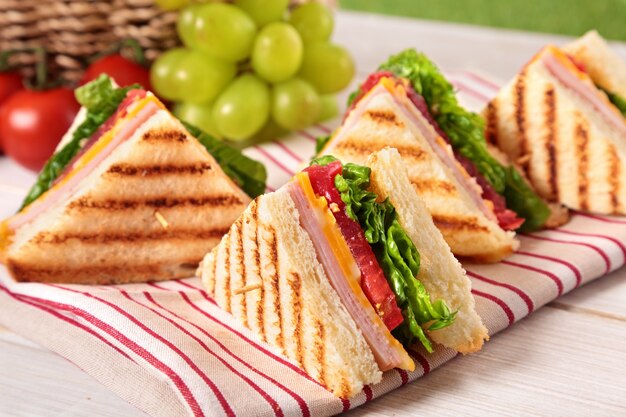 Triângulos sanduíches com queijo e presunto
