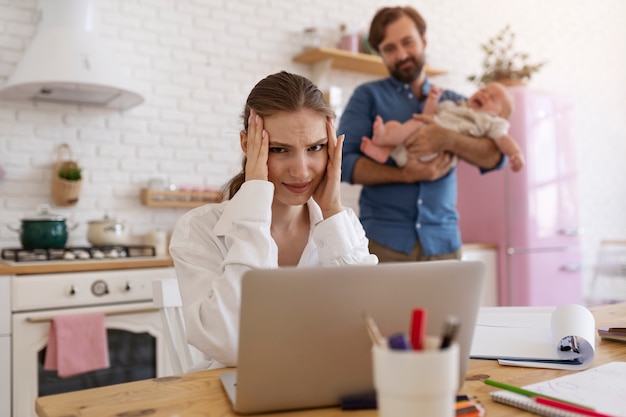 Foto grátis trieng adulto para alcançar trabalho e vida pessoal