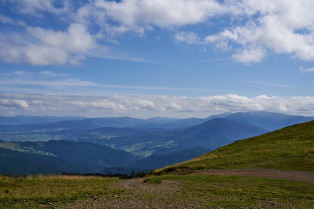 Trilha de caminhada que desce a encosta da montanha contra o cume da montanha no outono