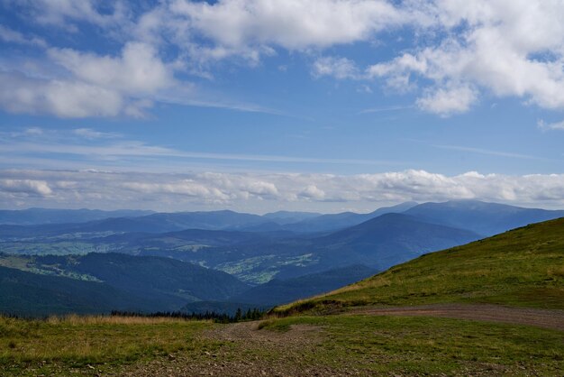 Trilha de caminhada que desce a encosta da montanha contra o cume da montanha no outono