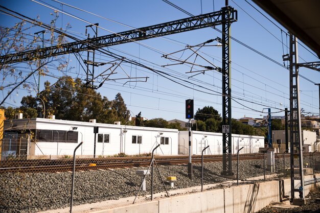 Trilhos de trem na paisagem do país