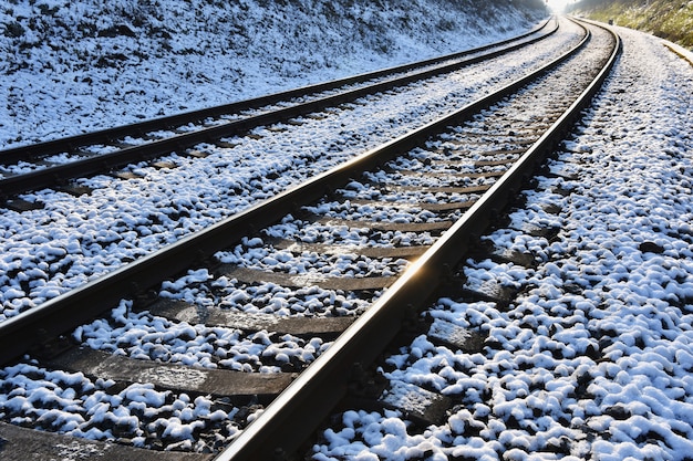 Trilhos de trem. O tiro bonito e o conceito para o transporte, o trem, o curso e o por do sol viajam.