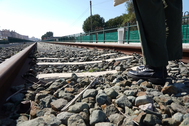 Trilhos enferrujados na estação ferroviária durante o dia