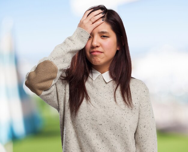 Triste chinese-mulher em pé