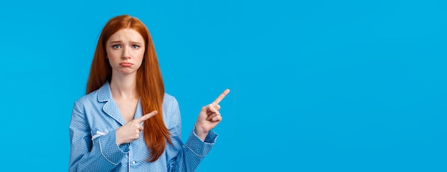 Triste e mal-humorada adolescente bonitinha com cabelo ruivo perguntando aos pais algo sobre desconto fazendo beicinho carrancudo ma