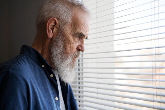 Foto grátis triste homem mais velho em casa