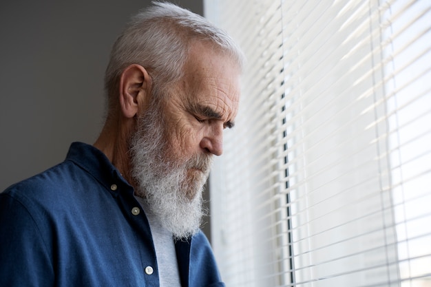 Foto grátis triste homem mais velho em casa