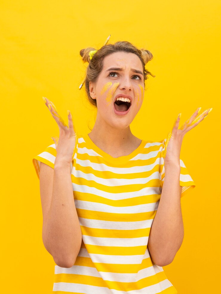 Foto grátis triste mulher com as palmas das mãos pintadas