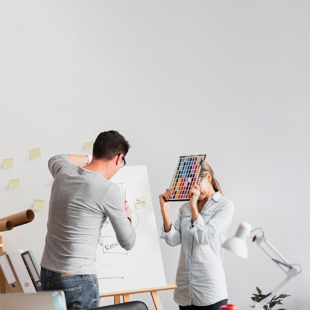 Triste mulher e homem trabalhando em problemas da empresa