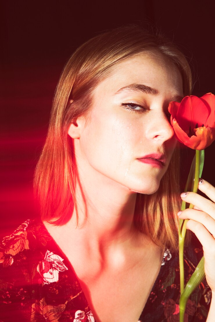Foto grátis triste mulher loira com tulipa vermelha