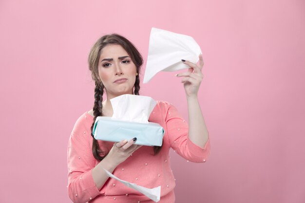 Triste mulher segurando a caixa de guardanapos