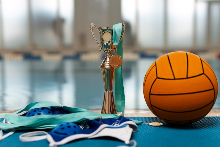 Foto grátis troféu de pólo aquático à beira da piscina com bola