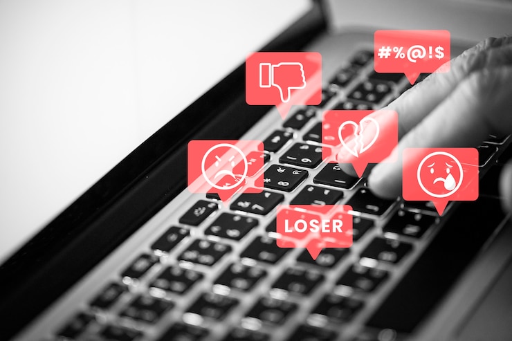 Foto grátis troll de mídia social assediando pessoas nas redes sociais