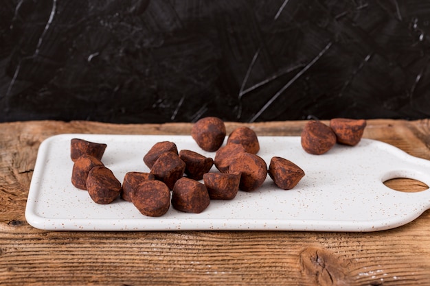 Foto grátis trufa de chocolate em pó de cacau