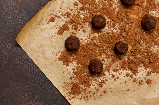 Trufa de chocolate em pó de cacau