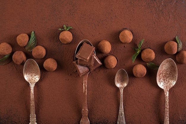 Foto grátis trufas com quadrados de chocolate e colheres