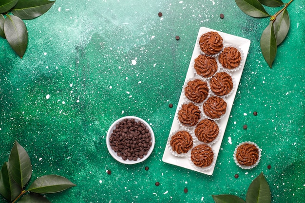 Foto grátis trufas de mini bolos com gotas de chocolate e cacau em pó, vista superior